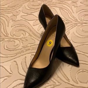 Vince Camuto black leather dress pumps